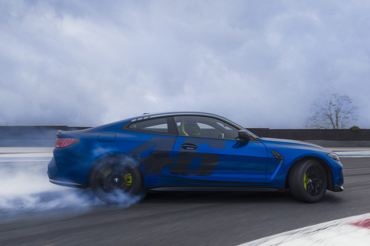 ドリフトを見せるBMW M4 CS VR46