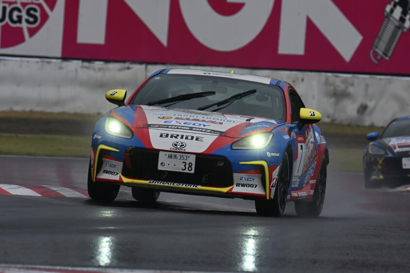 マレーシアからの刺客がクラブマンクラスを制す！　プロも激闘を繰り広げたGR86／BRZ Cup第３戦の予選がスポーツランドSUGOにて開催