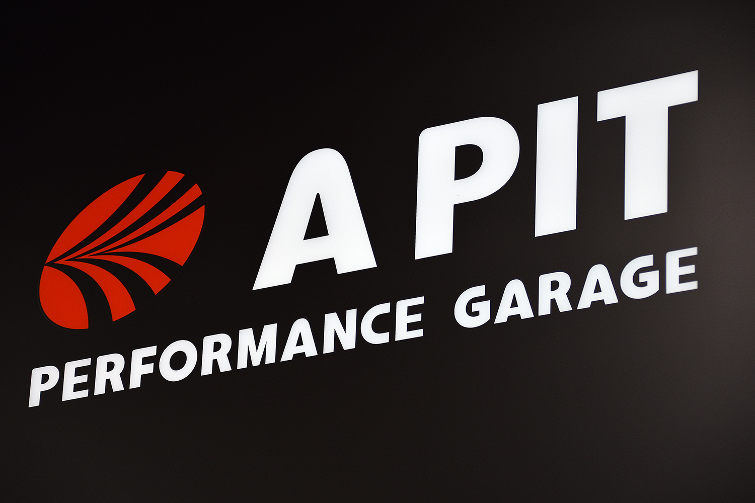 APIT PERFORMANCE GARAGEのサインボード