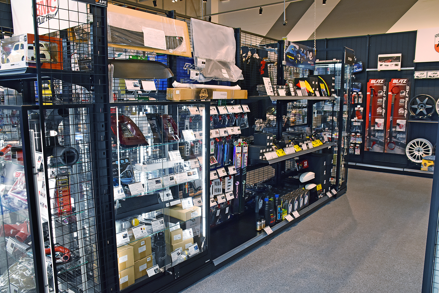 スーパーオートバックス東福岡店内に誕生したAPIT PERFORMANCE GARAGE＆HKS GATE FUKUOKA 〜 画像2