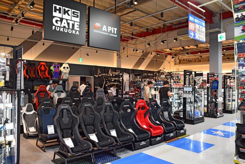 新たなクルマ好きの聖地が爆誕！　福岡県のスーパーオートバックス内に展開した「A PIT」と「HKS GATE」の充実っぷりに驚き!!