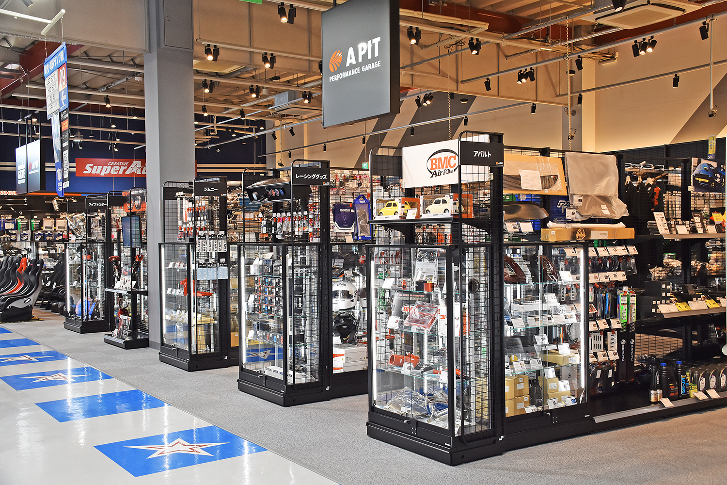 APIT PERFORMANCE GARAGEの店内風景