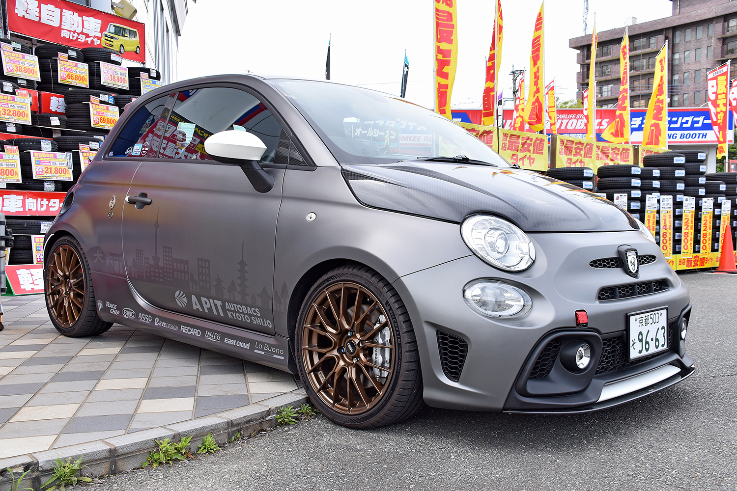 スーパーオートバックス東福岡店の店舗前に置かれたアバルトのデモカー