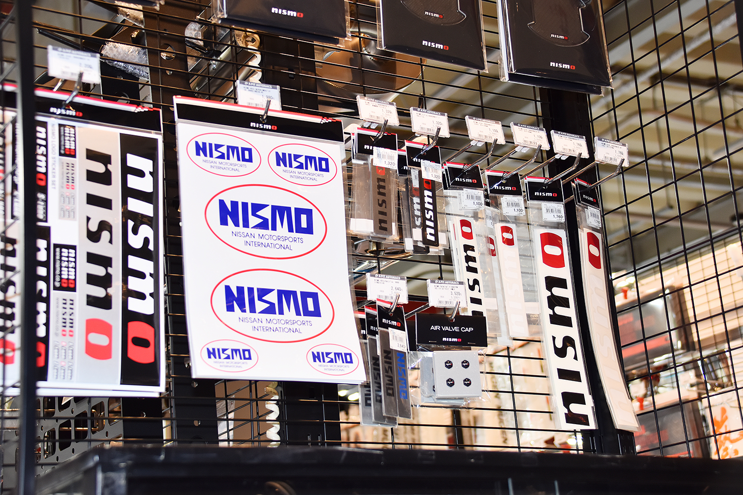APIT PERFORMANCE GARAGEに並ぶNISMOのステッカー