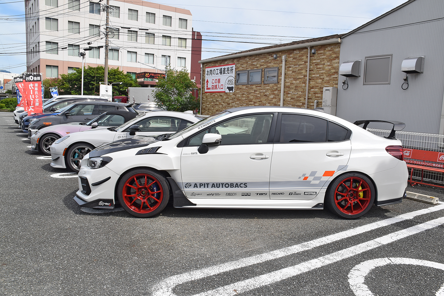店舗駐車場に並ぶデモカー
