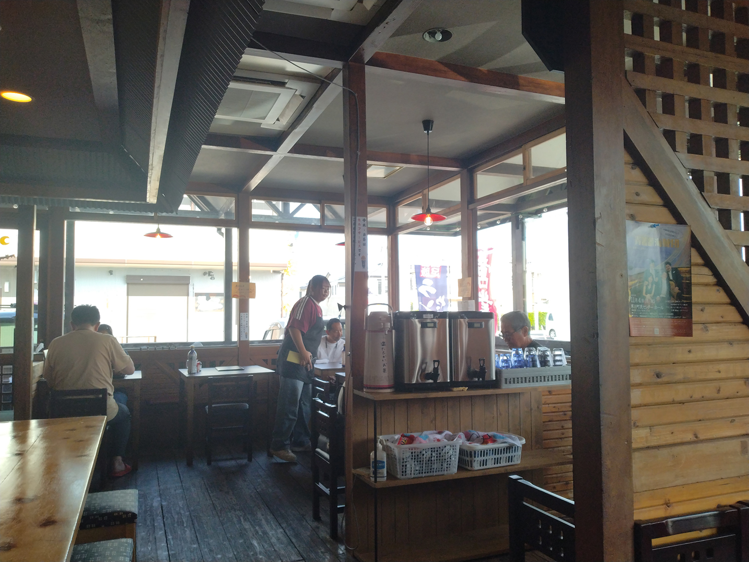 丸信海産海鮮食堂の店内