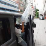 【画像】みんな悩む「雨の日の傘をクルマのどこに置くか」問題！　便利アイテムと対策をまとめてみた 〜 画像2