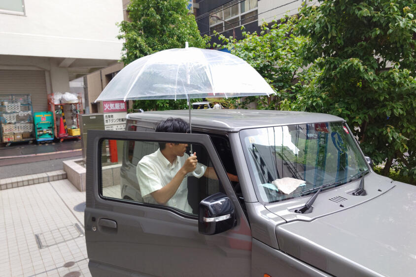 みんな悩む「雨の日の傘をクルマのどこに置くか」問題！　便利アイテムと対策をまとめてみた