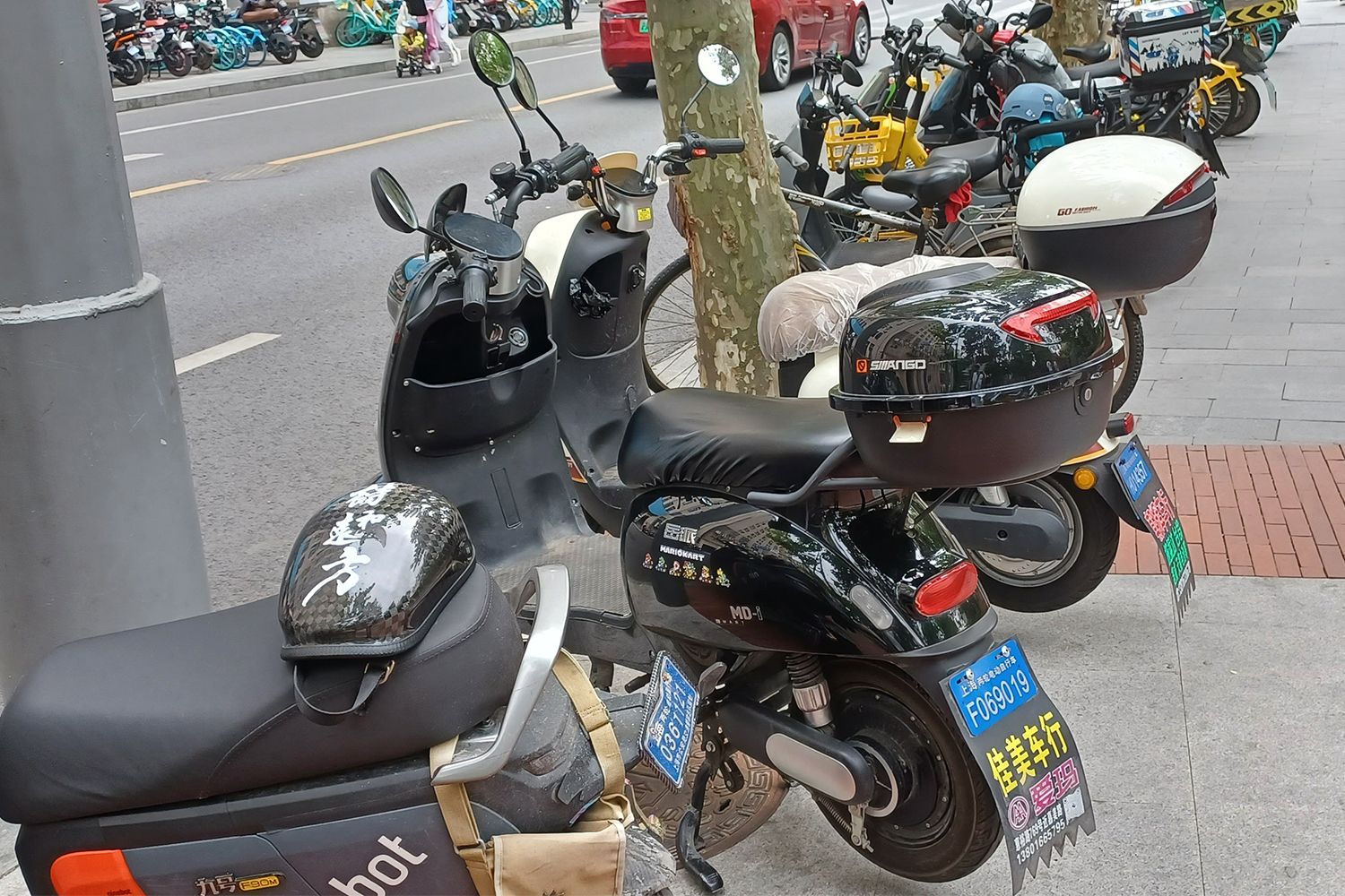 中国で路上駐輪する二輪車