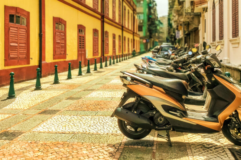 やっぱり中国はこうでなくちゃ!?　クルマもバイクも歩行者お構いなしの「カオスっぷり」はまだまだ健在だった！
