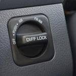 「LOCK」って一度も使ったことないけど出番はいつ？　4WD車に付いている「デフロック」とは