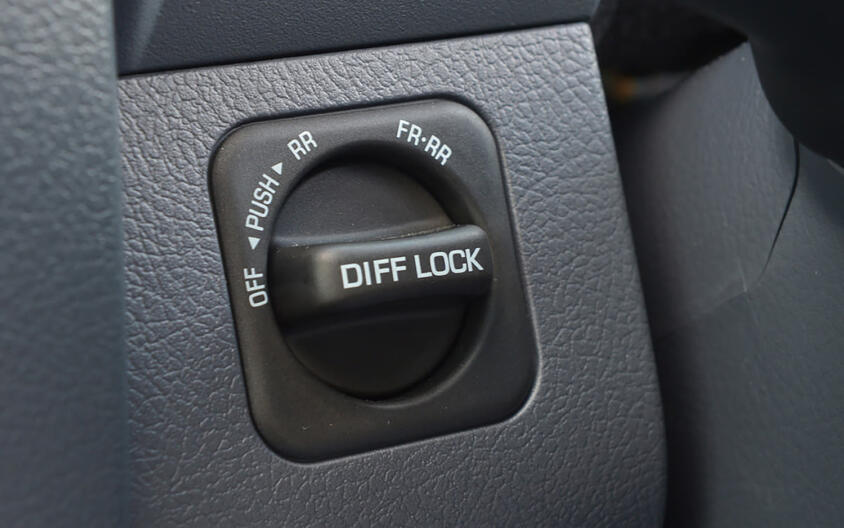 「LOCK」って一度も使ったことないけど出番はいつ？　4WD車に付いている「デフロック」とは