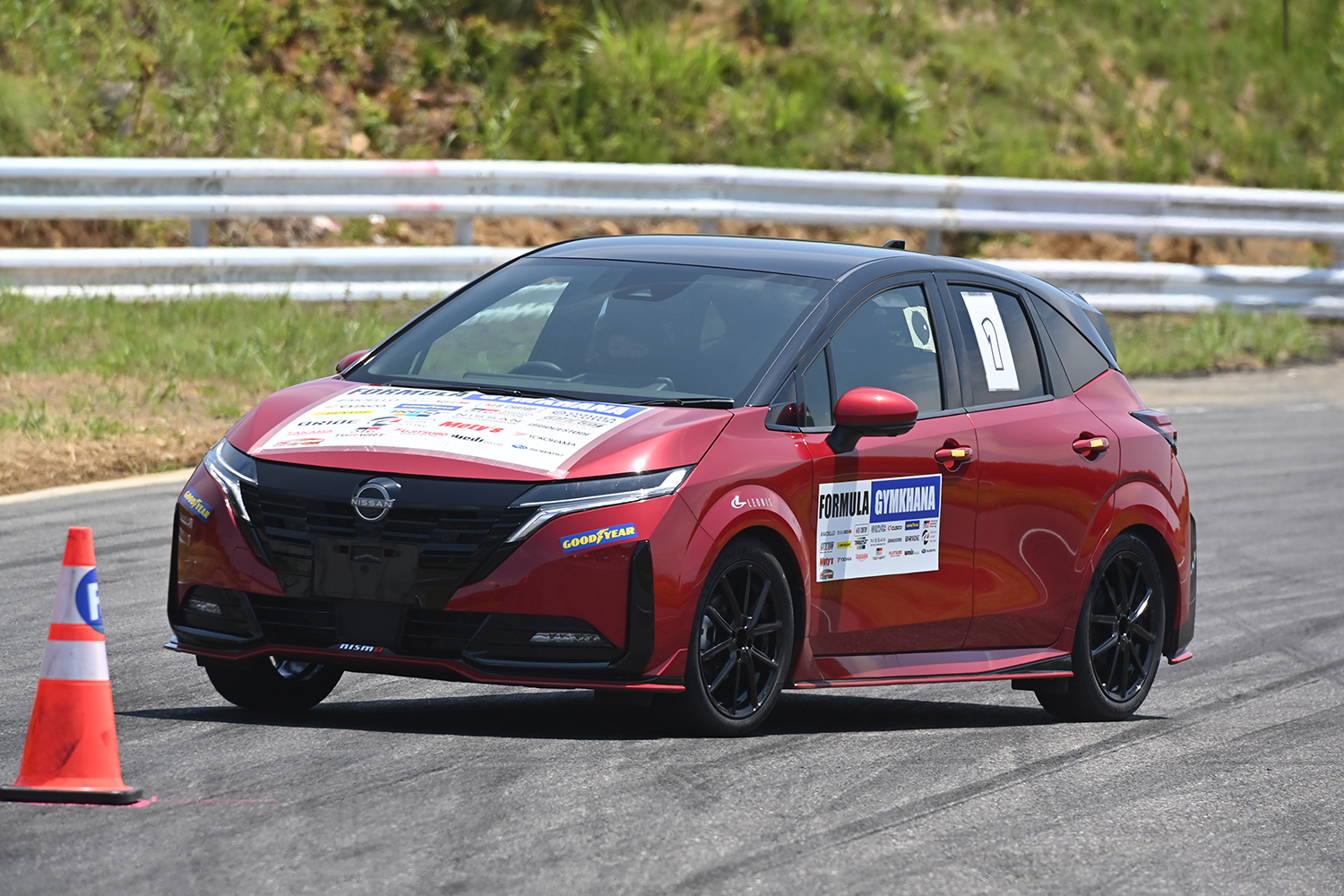 ジムカーナを走行する日産ノート オーラNISMO