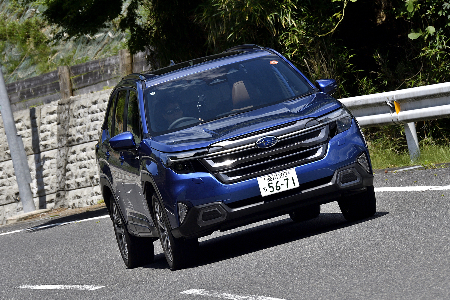 新型フォレスターPremium EXの走行シーン