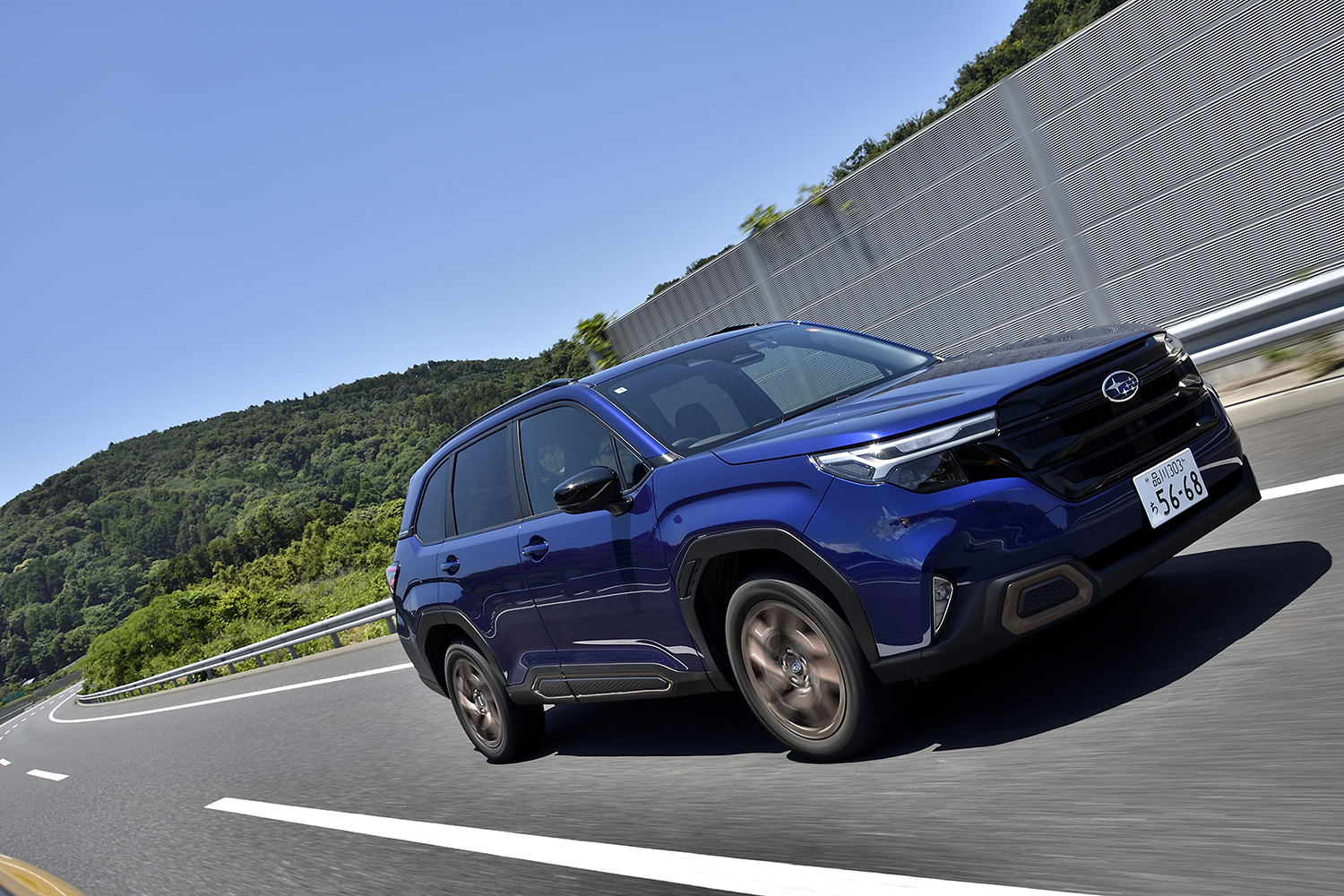 高速道路を走行する新型フォレスターSPORT EX
