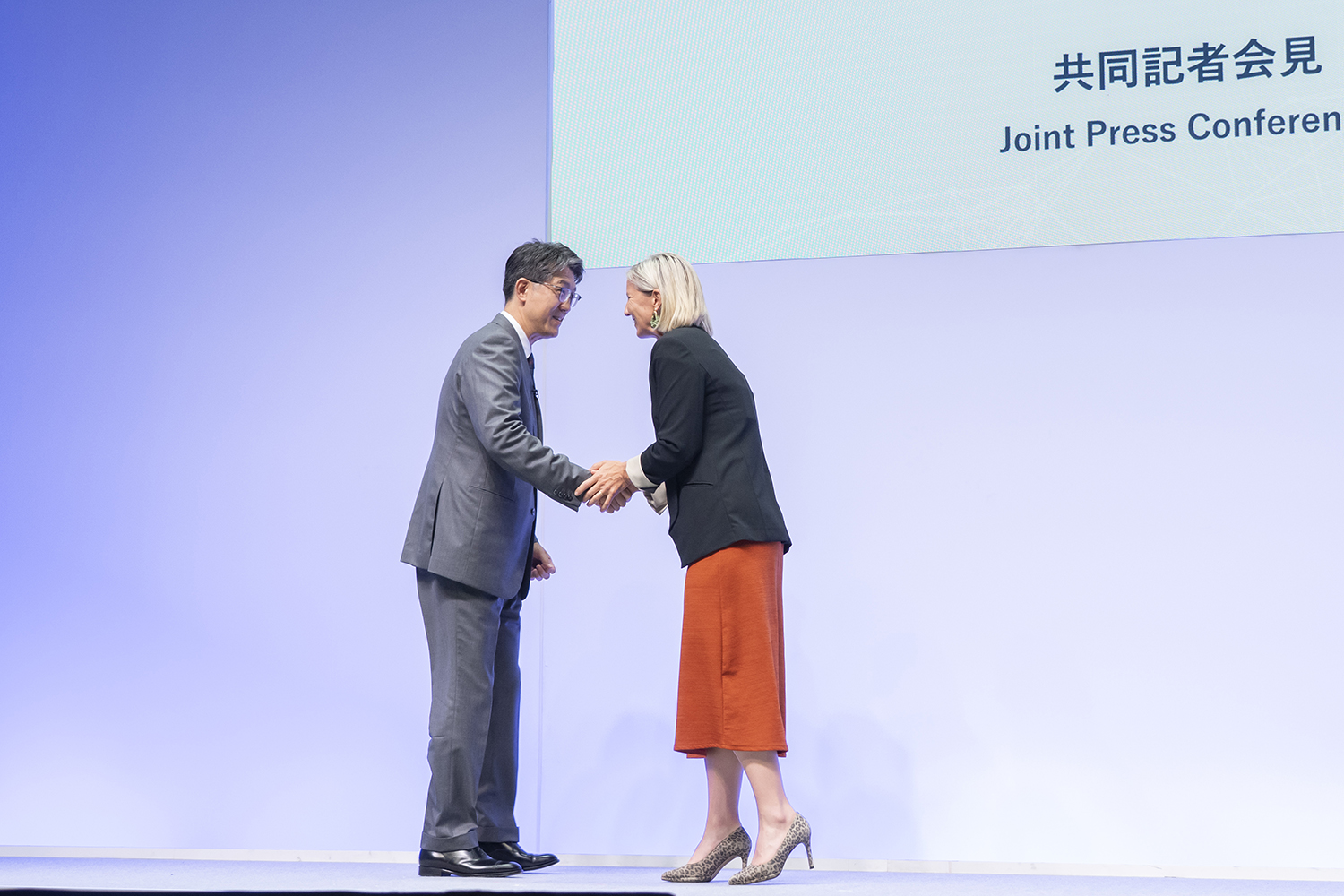 トヨタ自動車　代表取締役社長・CEO 佐藤 恒治氏とダイムラートラック社 CEO カリン・ラドストロム氏