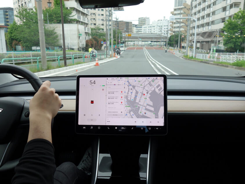 うちのテレビより大きいってどういうことよ？　40インチ超えもあるクルマのディスプレイはどこまでデカくなるんだ!?