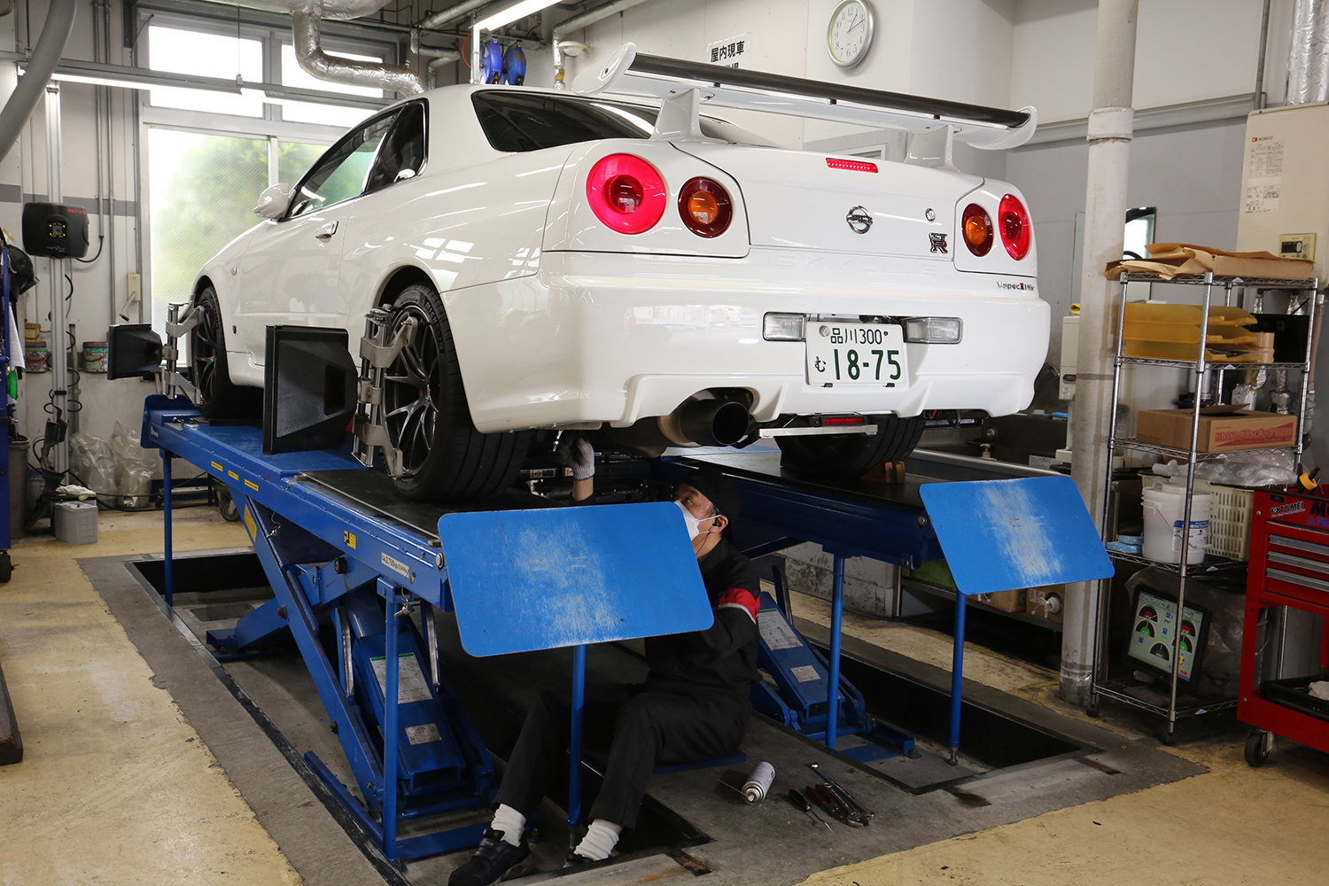 メンテナンスを受けるGT-R