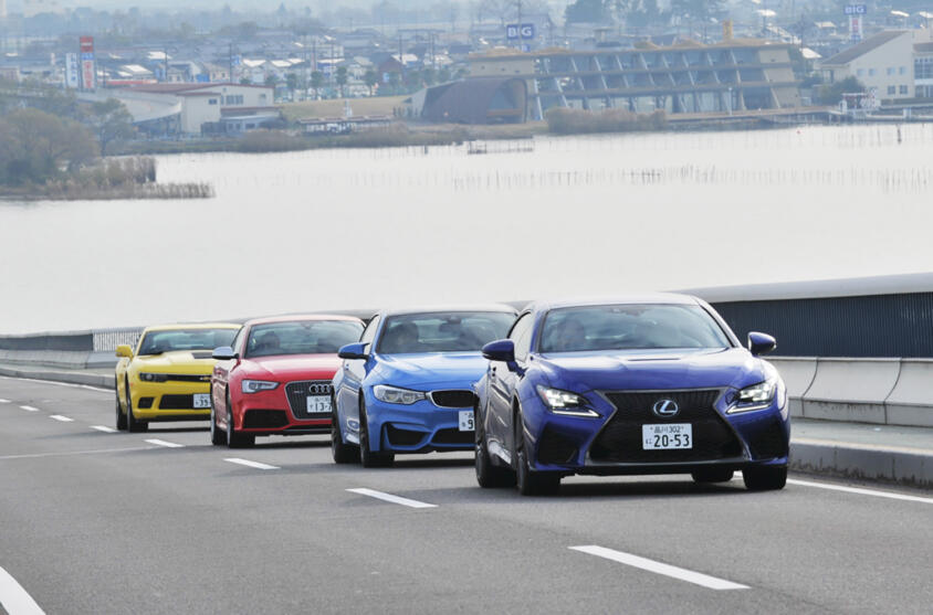 妙にとなりのクルマが近づいてきて怖いんですけど……車線内で左や右に寄って走ってるクルマってどういう状況？