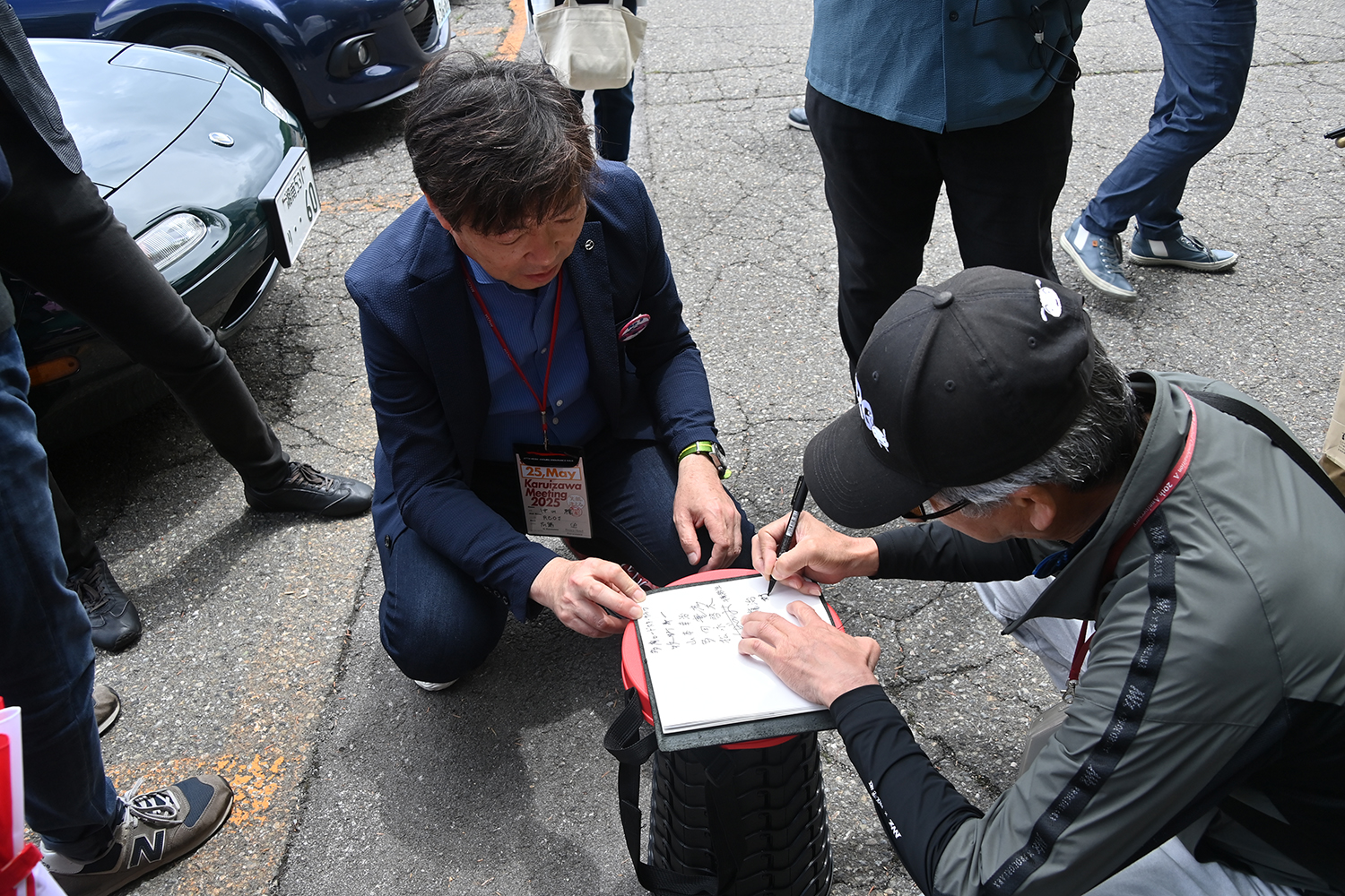 ファンと交流する中山  雅さん