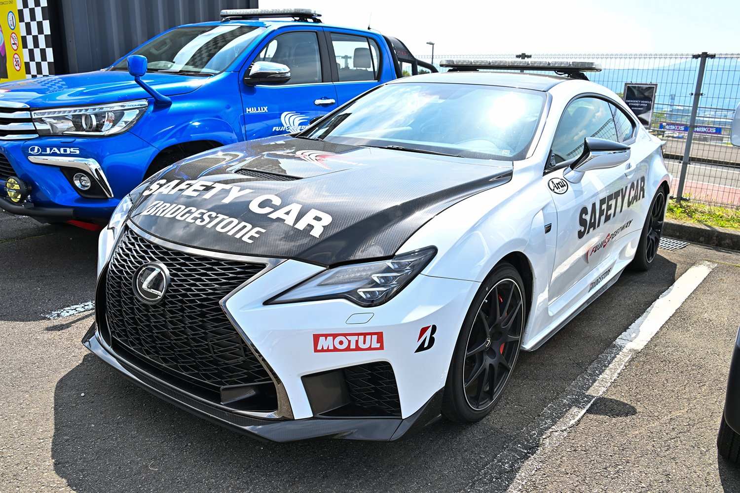 セーフティカーのレクサスRC F