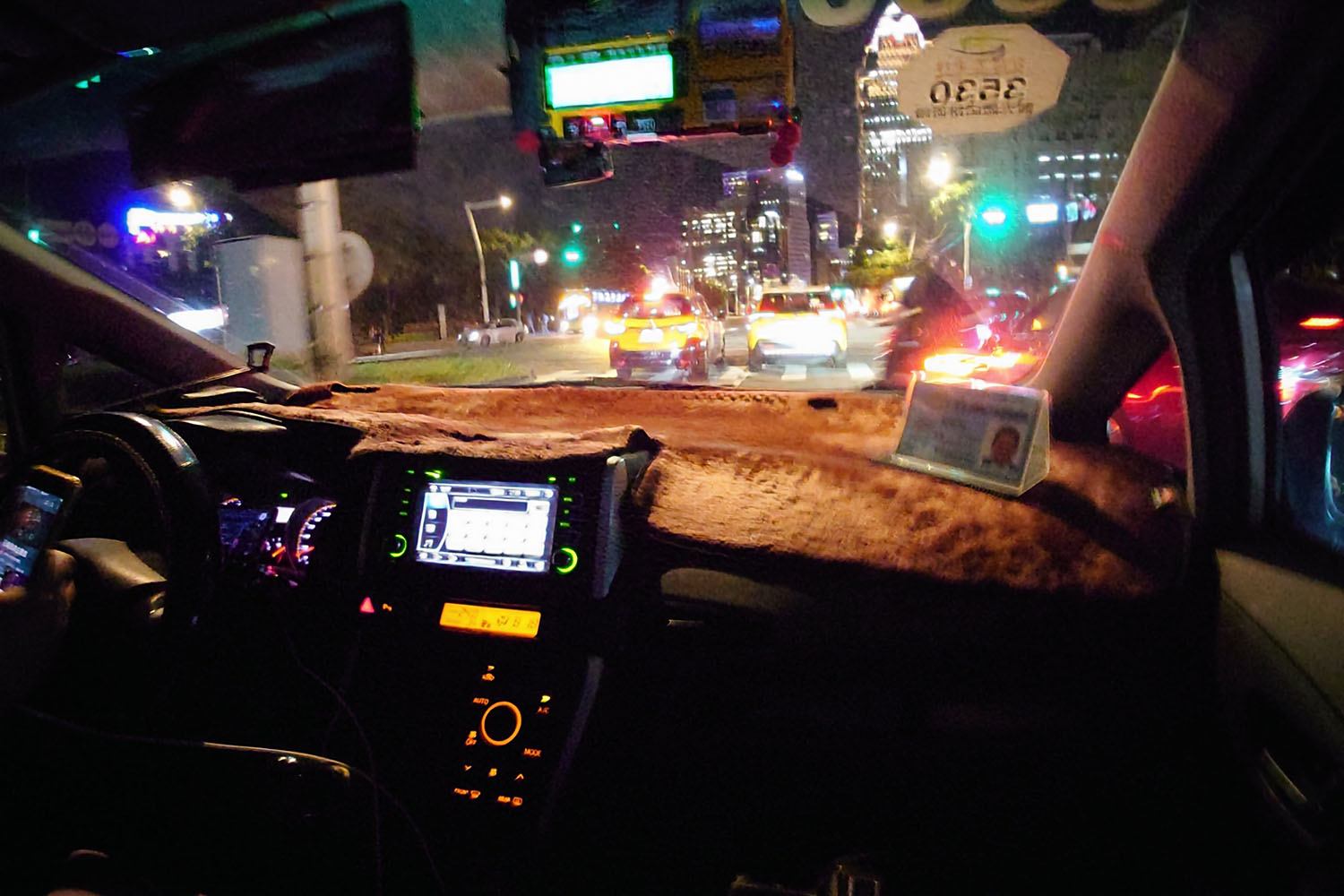 海外のタクシーの車内