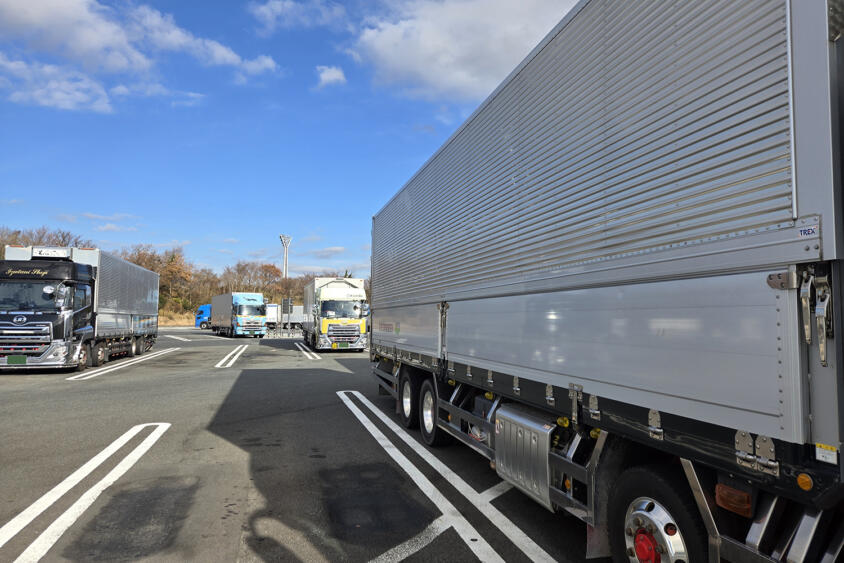 大型トラックは100万km走行でも現役当たり前ってマジ!?　なんで乗用車よりも圧倒的に長寿命なのか？