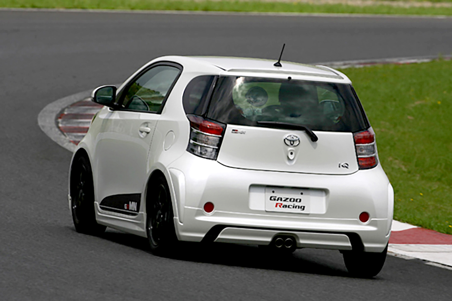 トヨタiQ GRMNの走行シーン
