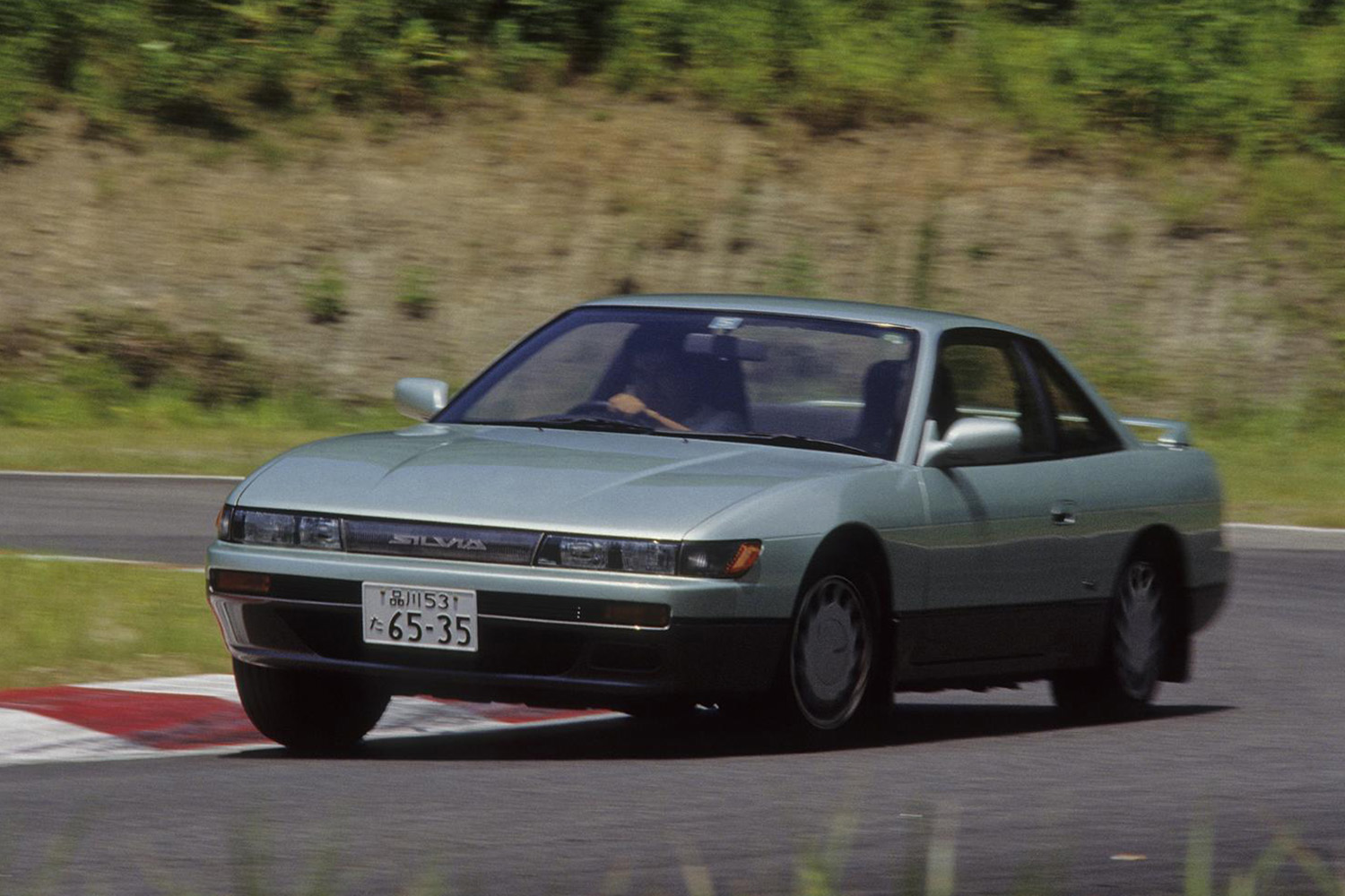 日産シルビアの走行シーン