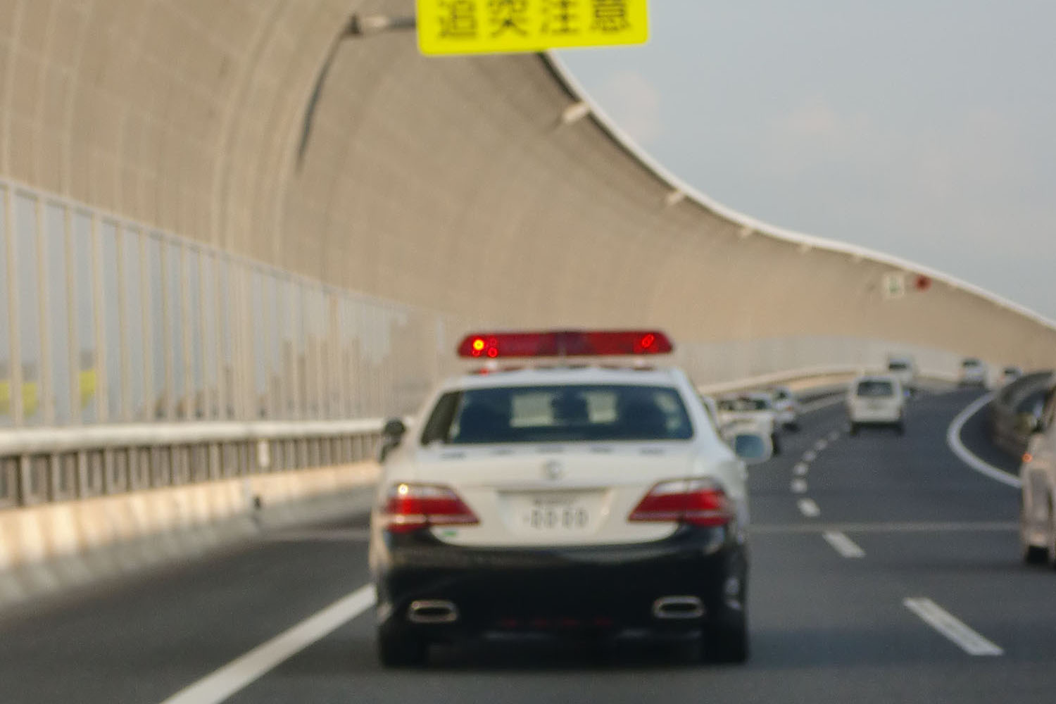 高速道路を走行しているパトカー 〜 画像2