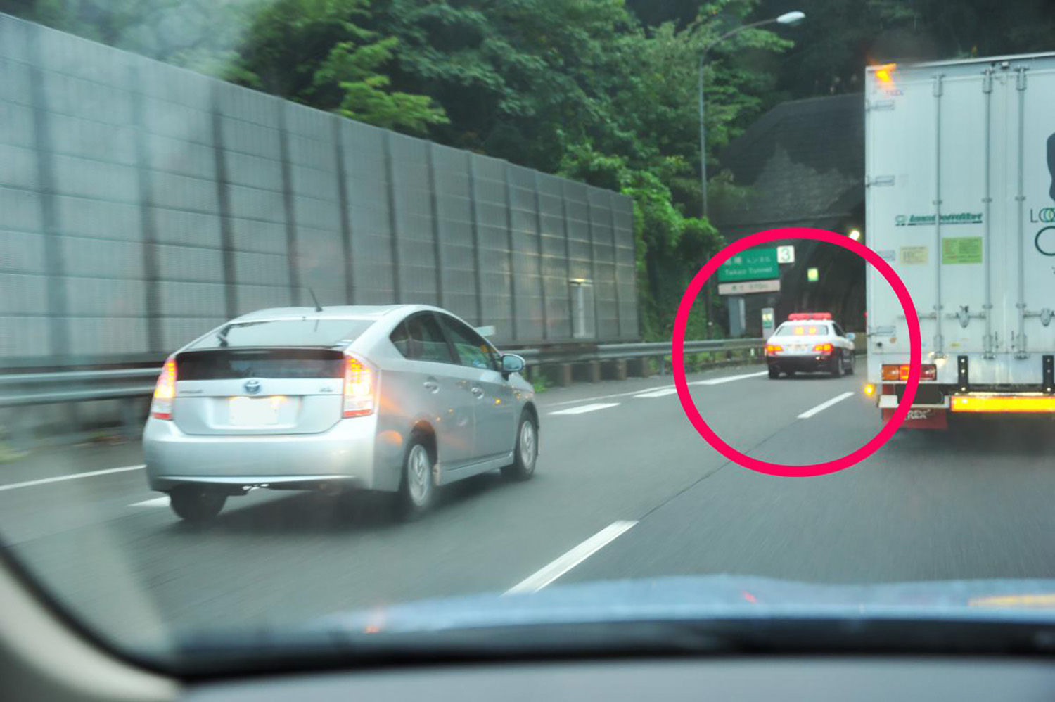 走行車線を走っているパトカー 〜 画像3