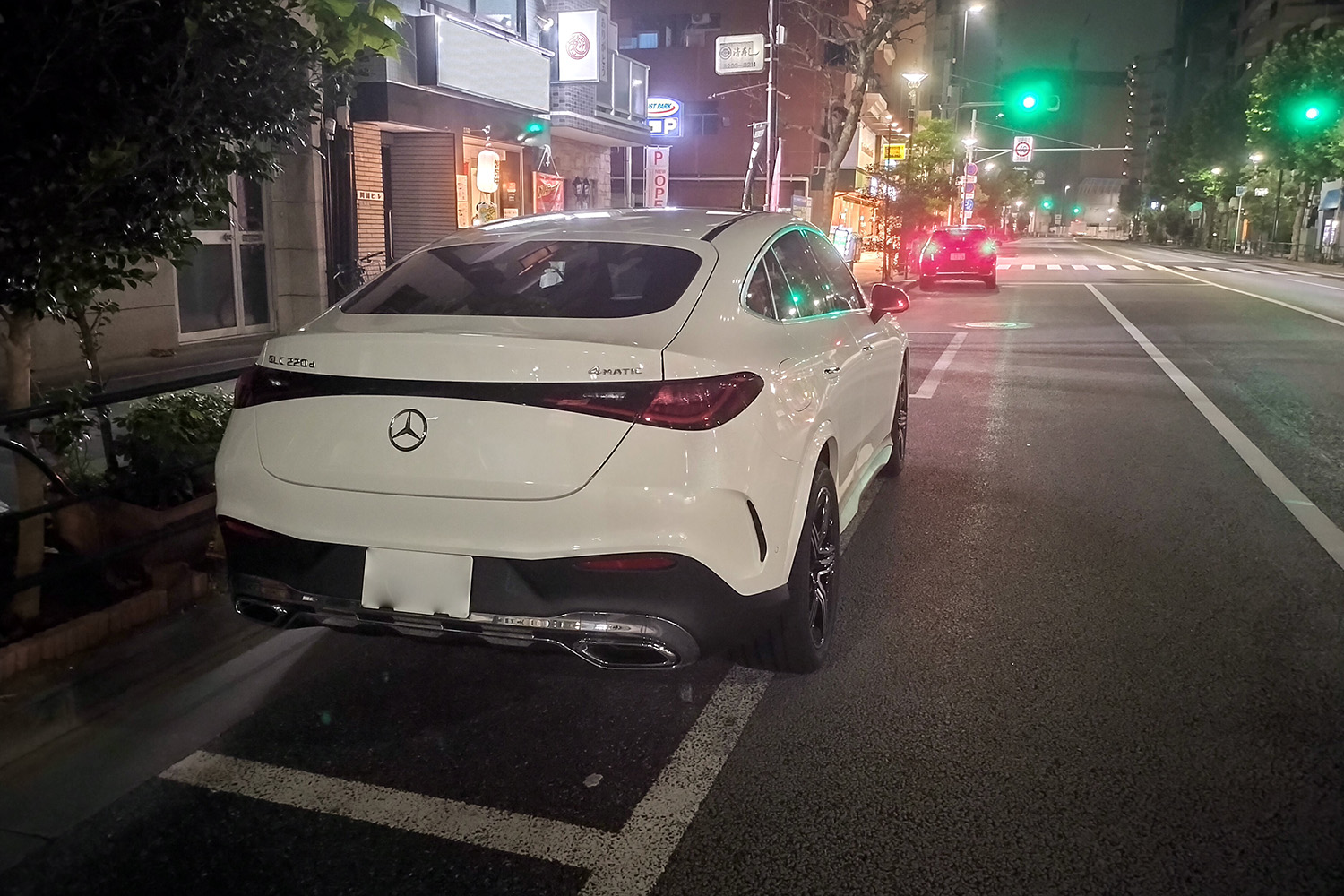 パーキングスペースに夜間駐車しているクルマ