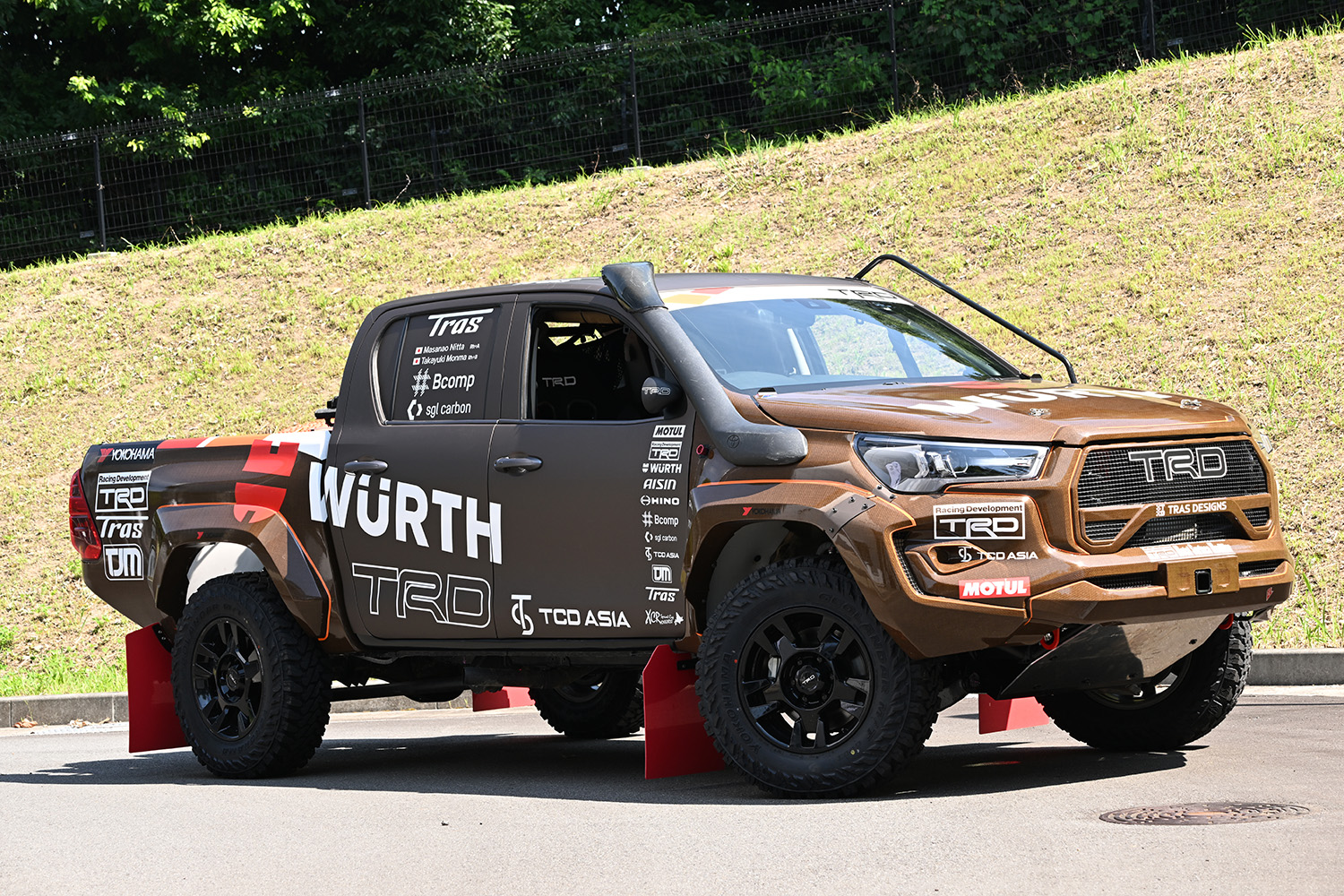AXCR2025に参戦を発表した135号車「Tras POWER 135 TRD HILUX」のフロントスタイリング
