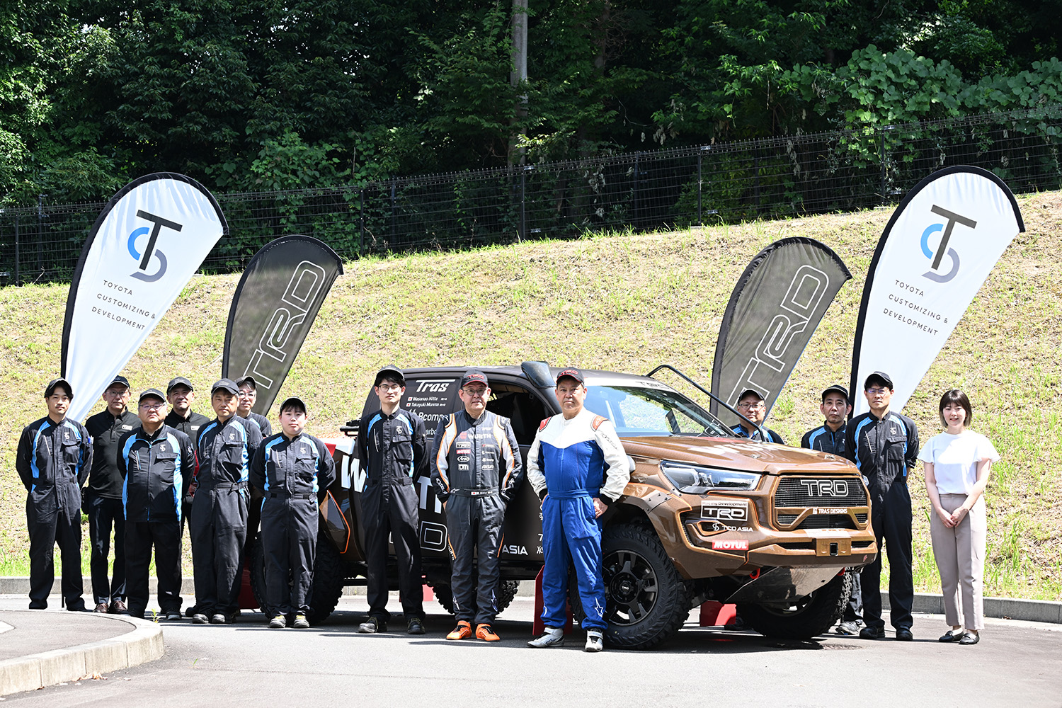 ラリーレイド市販車改造クラスに参戦するエコなトヨタ・ハイラックス