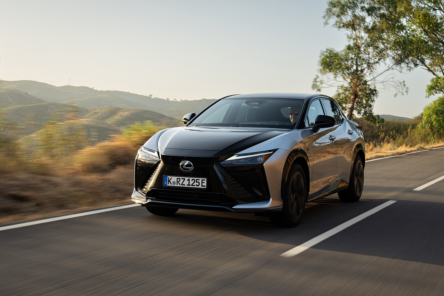 ステア・バイ・ワイヤを採用してきた「レクサスRZ550e “F SPORT”」の切れ味を一度体験したら戻れない