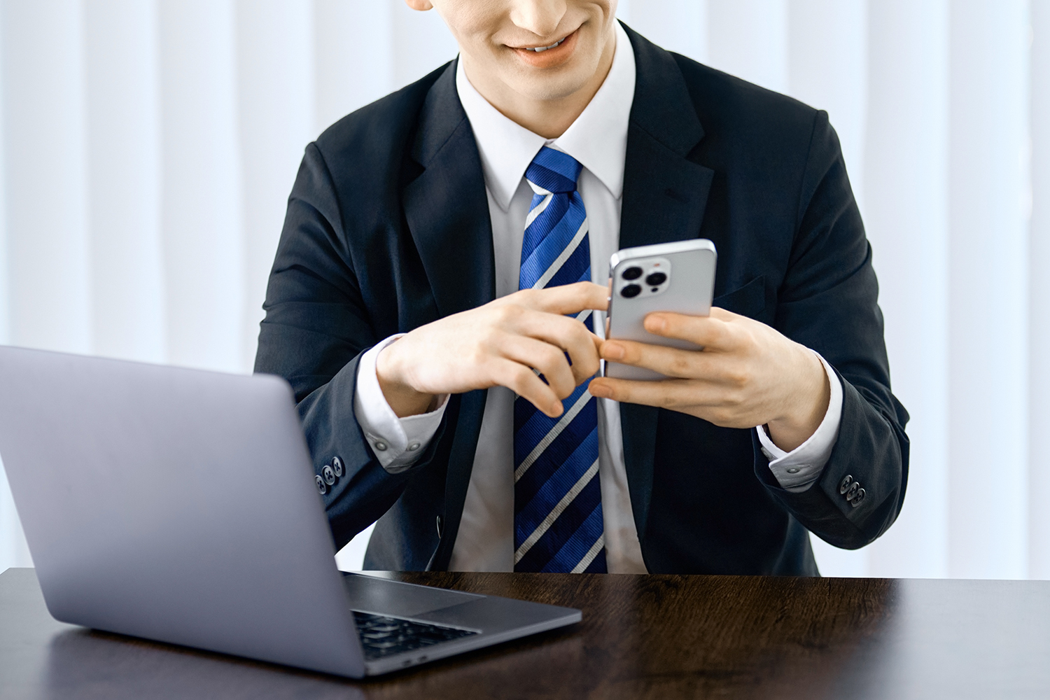 電話営業をするセールスマン