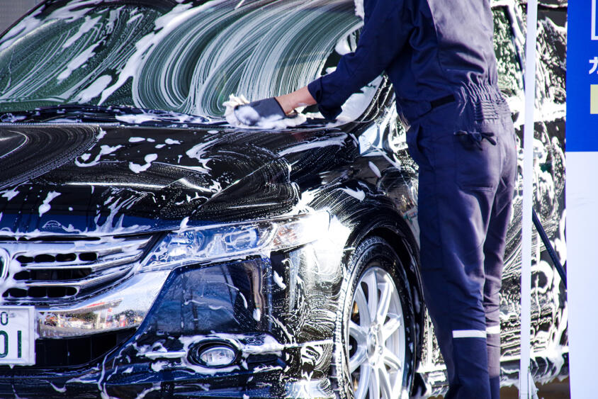 「もう洗いたくないよ……」　いま新車ディーラーメカニックの「洗車」を理由にした離職が増えている！