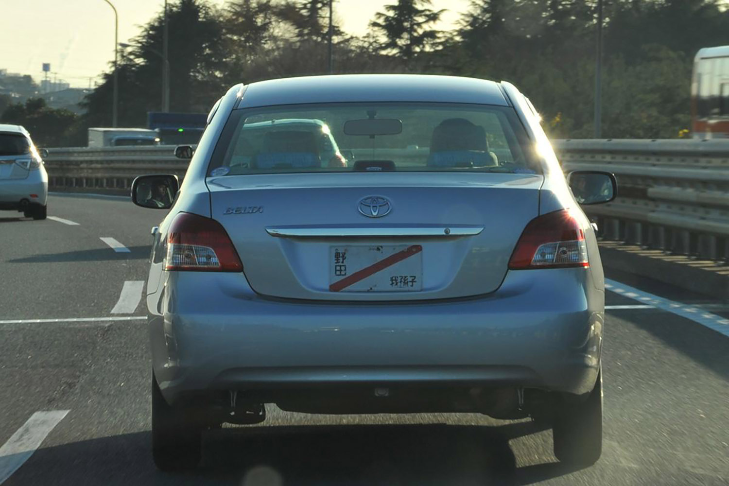 仮ナンバーで公道を走っている車両