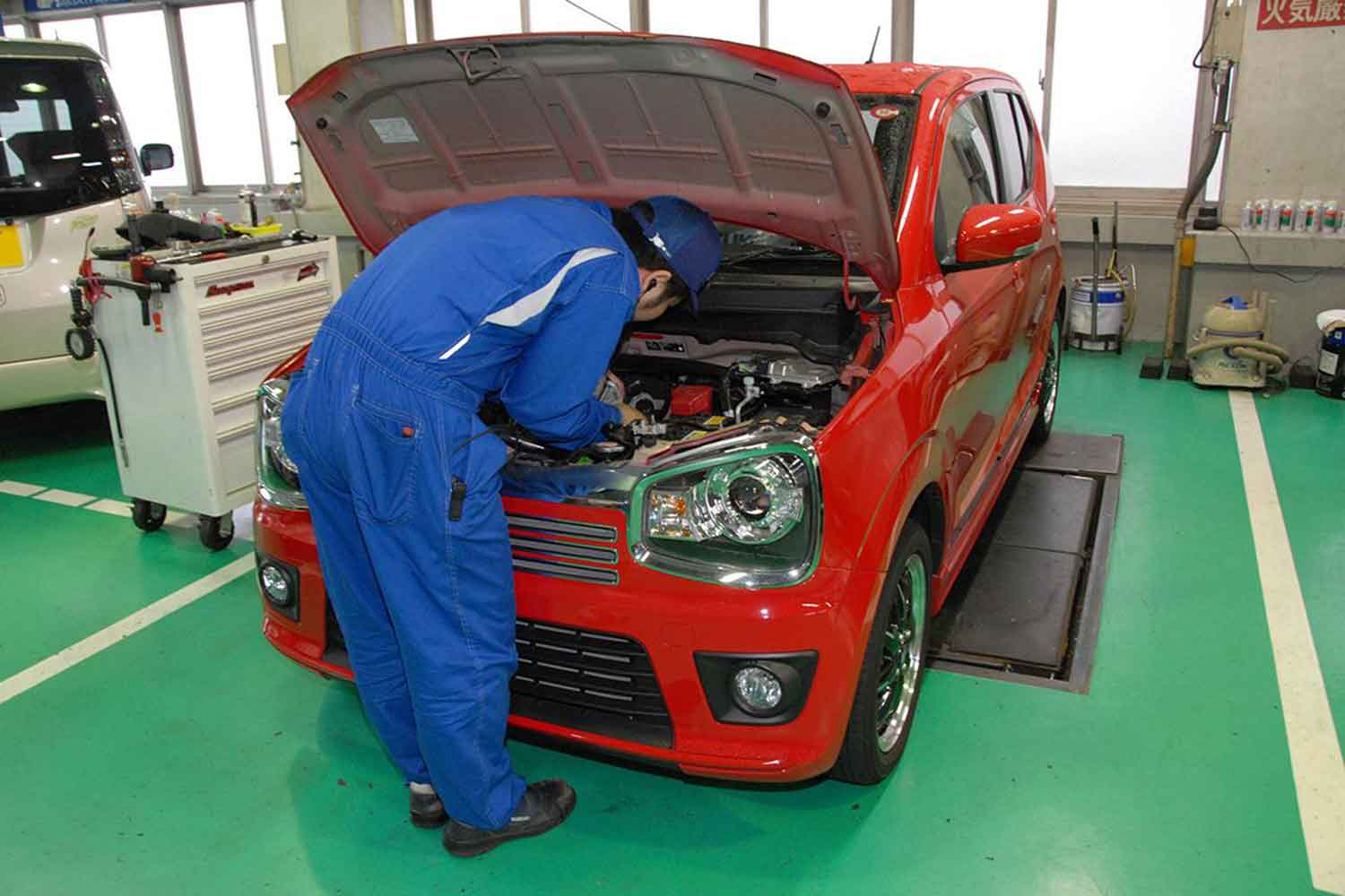 メンテナンスを受けている軽自動車