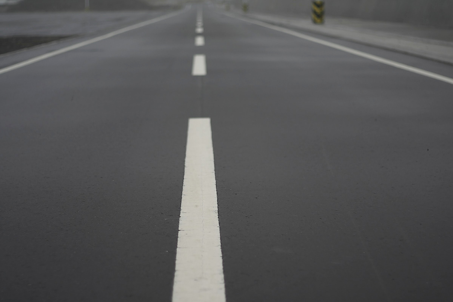 道路にあるこの線は跨いではいけません