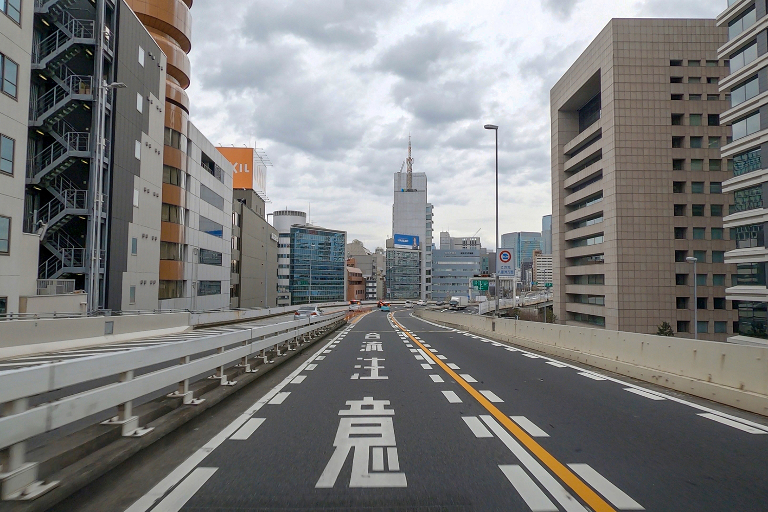 道路にあるこの線は跨いではいけません 〜 画像4