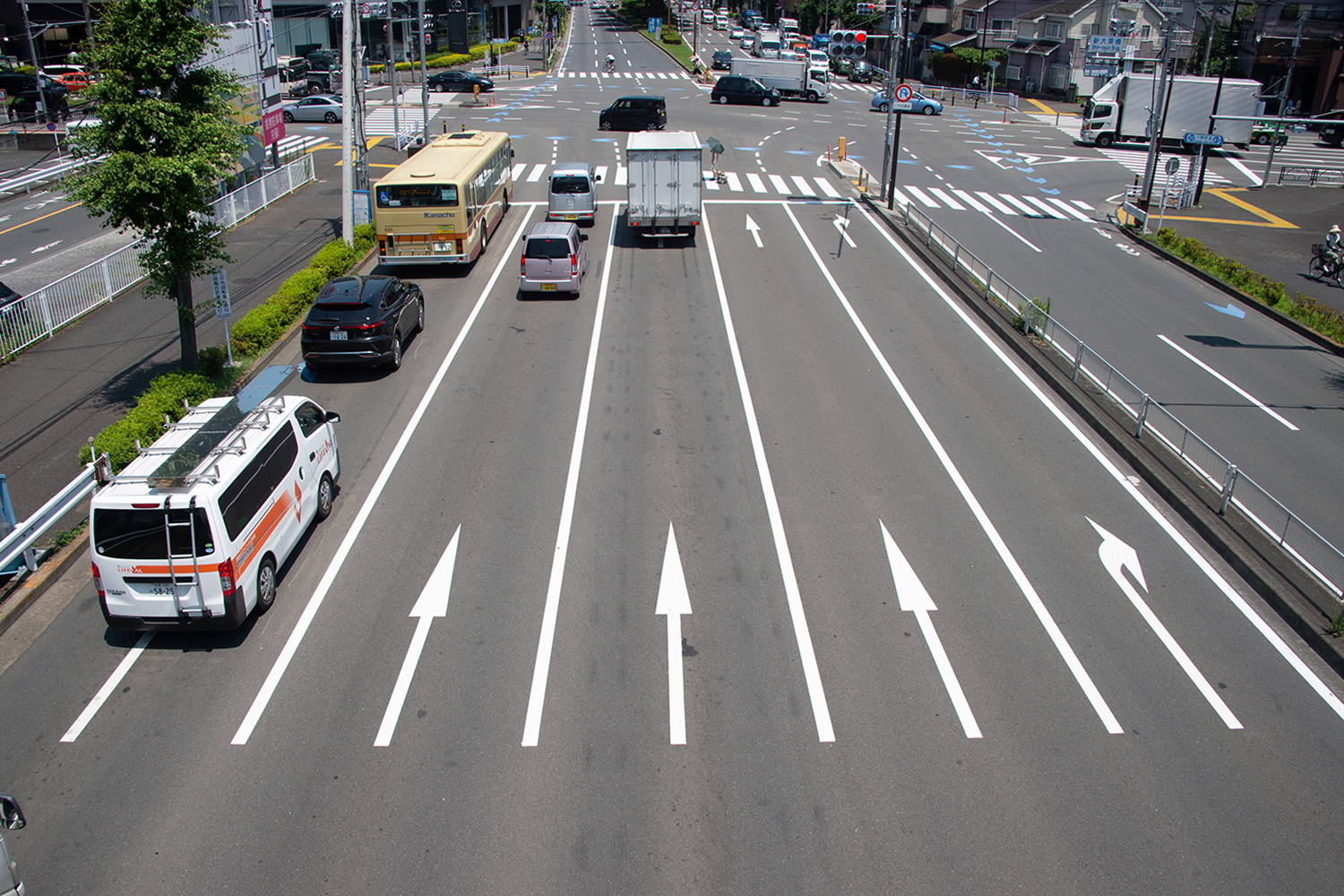 白実線の車線