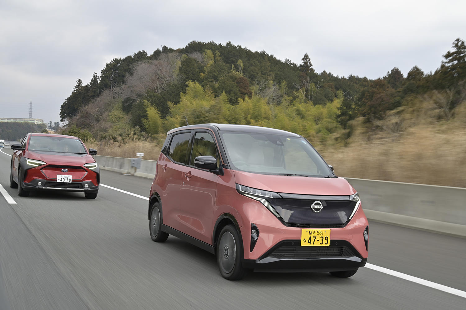 日産サクラとスバル・ソルテラの走行シーン