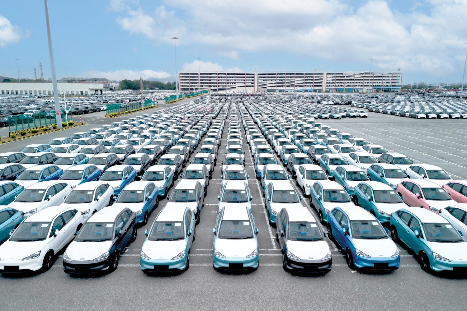 出荷を待つNETAの車両 〜 画像3