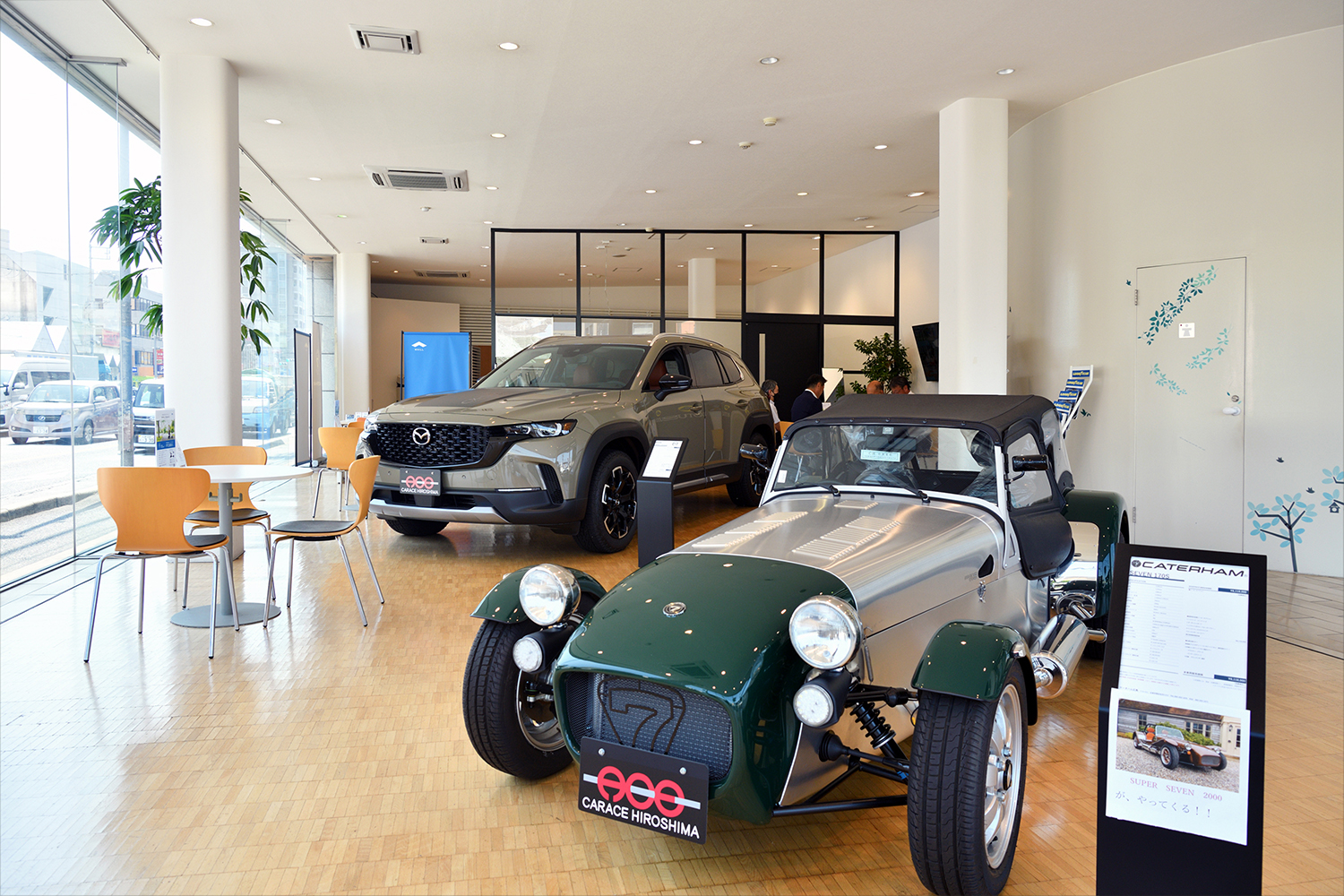 カーエース広島のショールームに展示されたケータハムとCX-50 〜 画像23