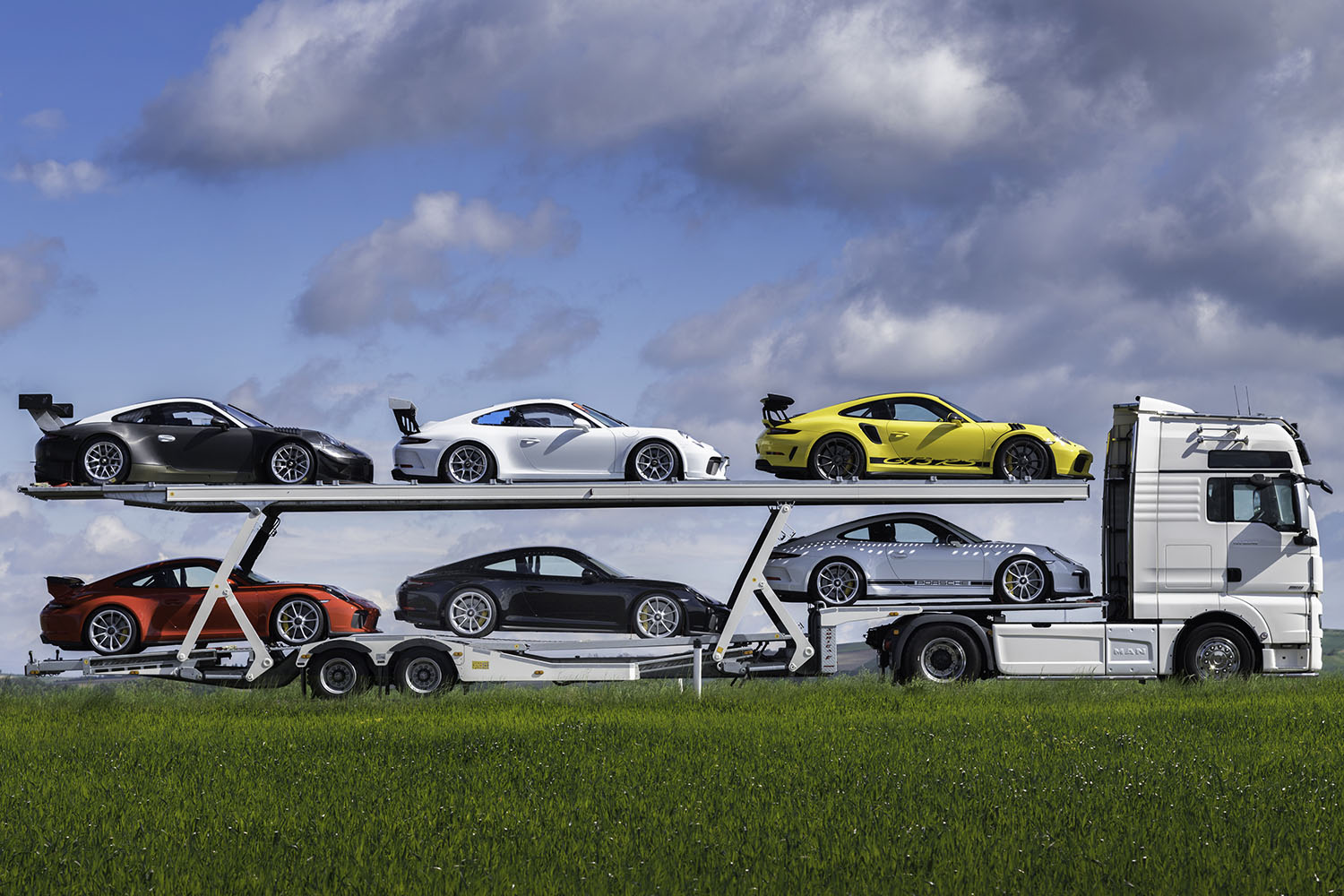 MANトラックを落札すれば６台の新車同然で激レアなポルシェ911も手に入る激アツ物件