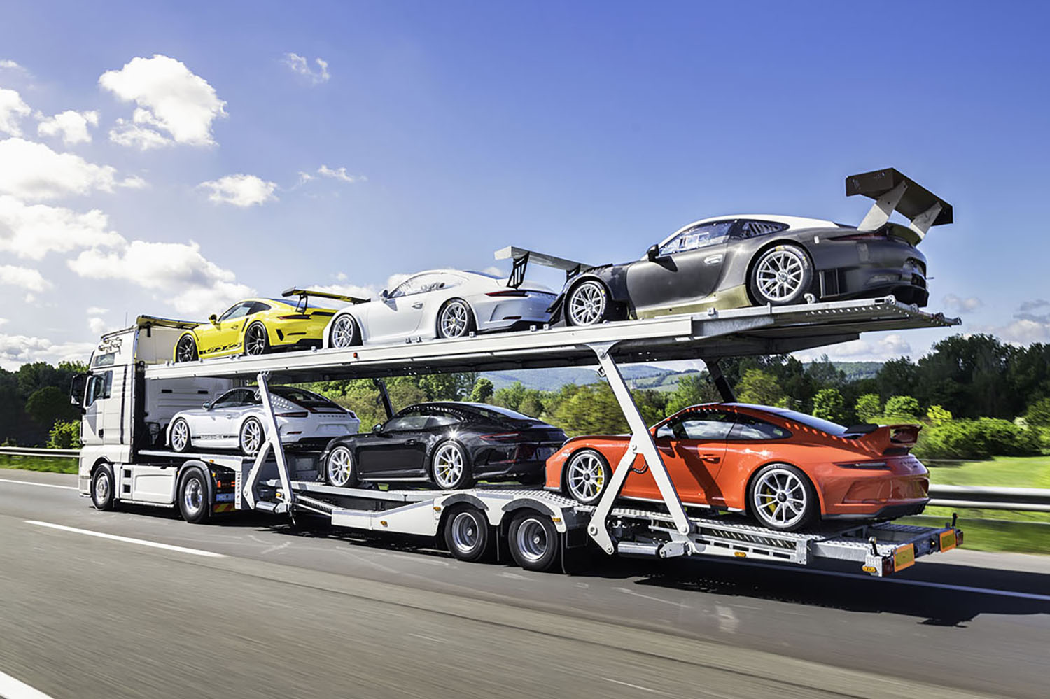 6台のポルシェ911を積載したMANトラック
