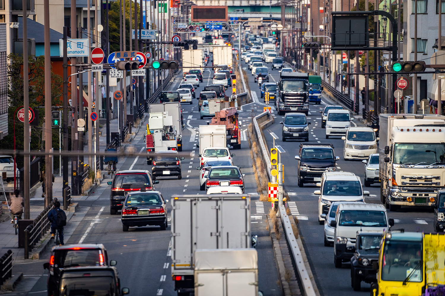 車両の集中により混雑する道路 〜 画像5