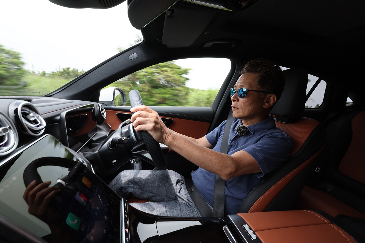アドバンスポーツV107を履いたメルセデス・ベンツGLCクーペをドライブする桂伸一さん