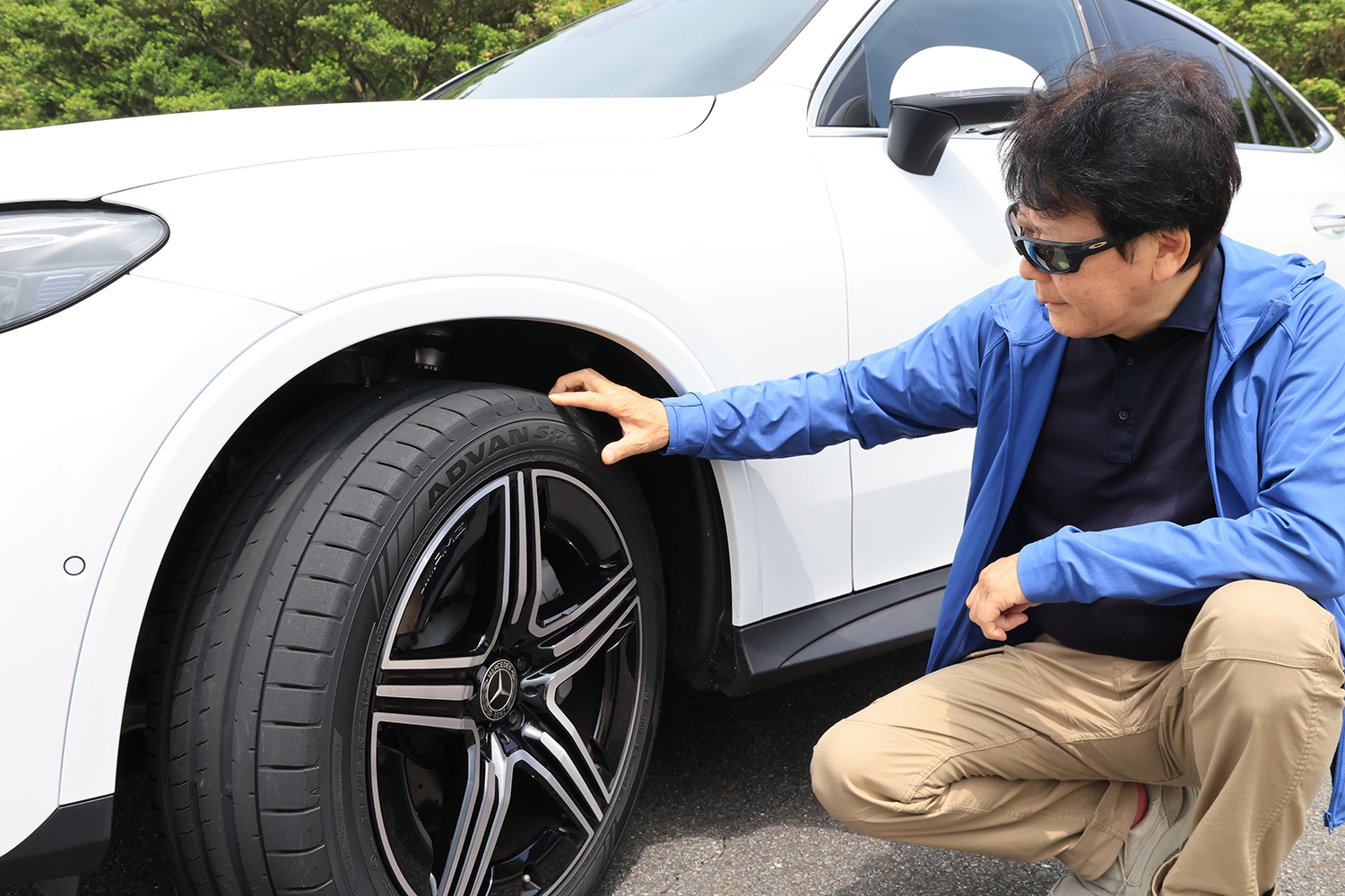 アドバンスポーツV107をチェックする中谷明彦さん 〜 画像24
